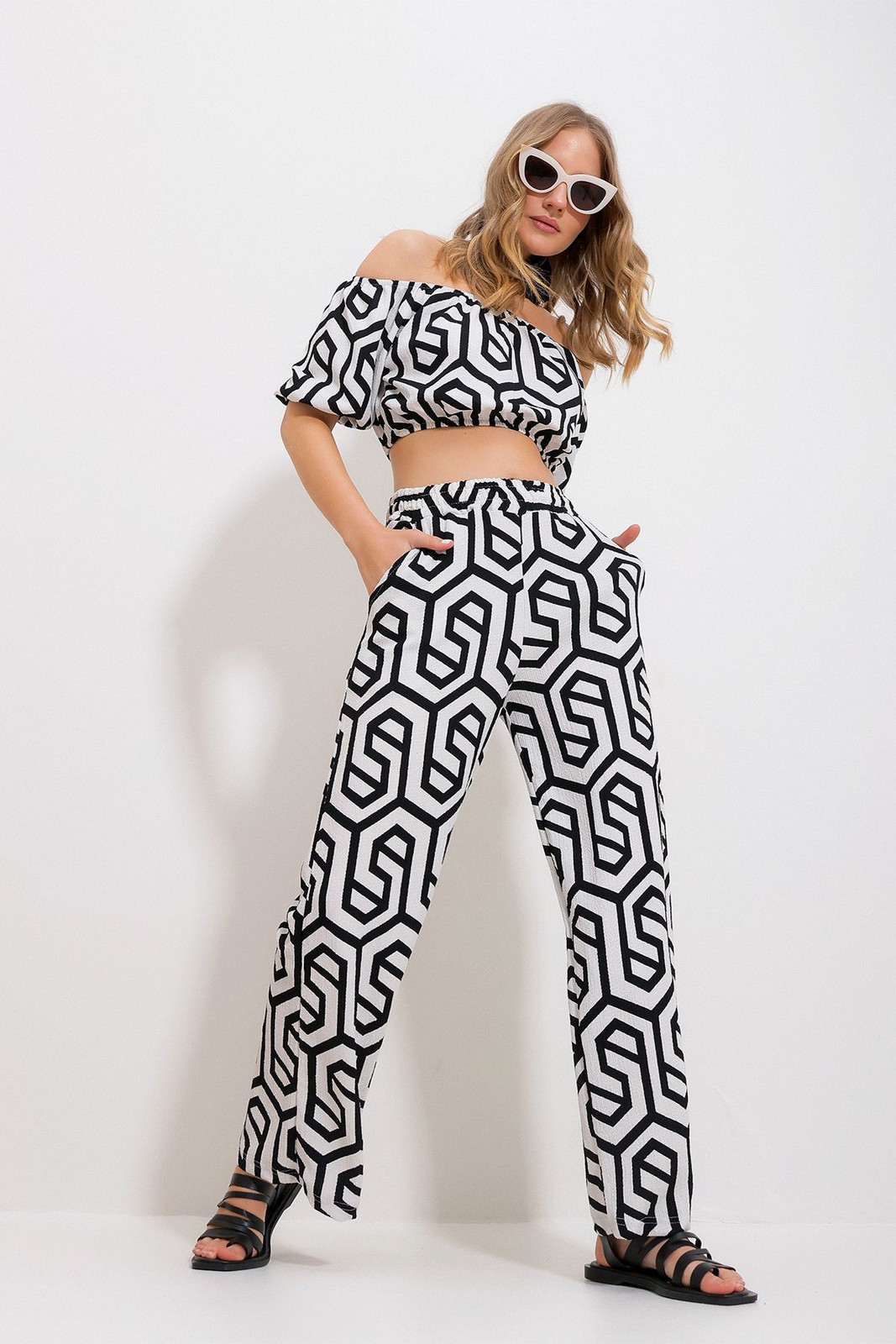 Trend Alaçatı Stili Women's Black-Vanilla Madonna Collar Patterned Crop Blouse and Palazzo Trousers Double Set