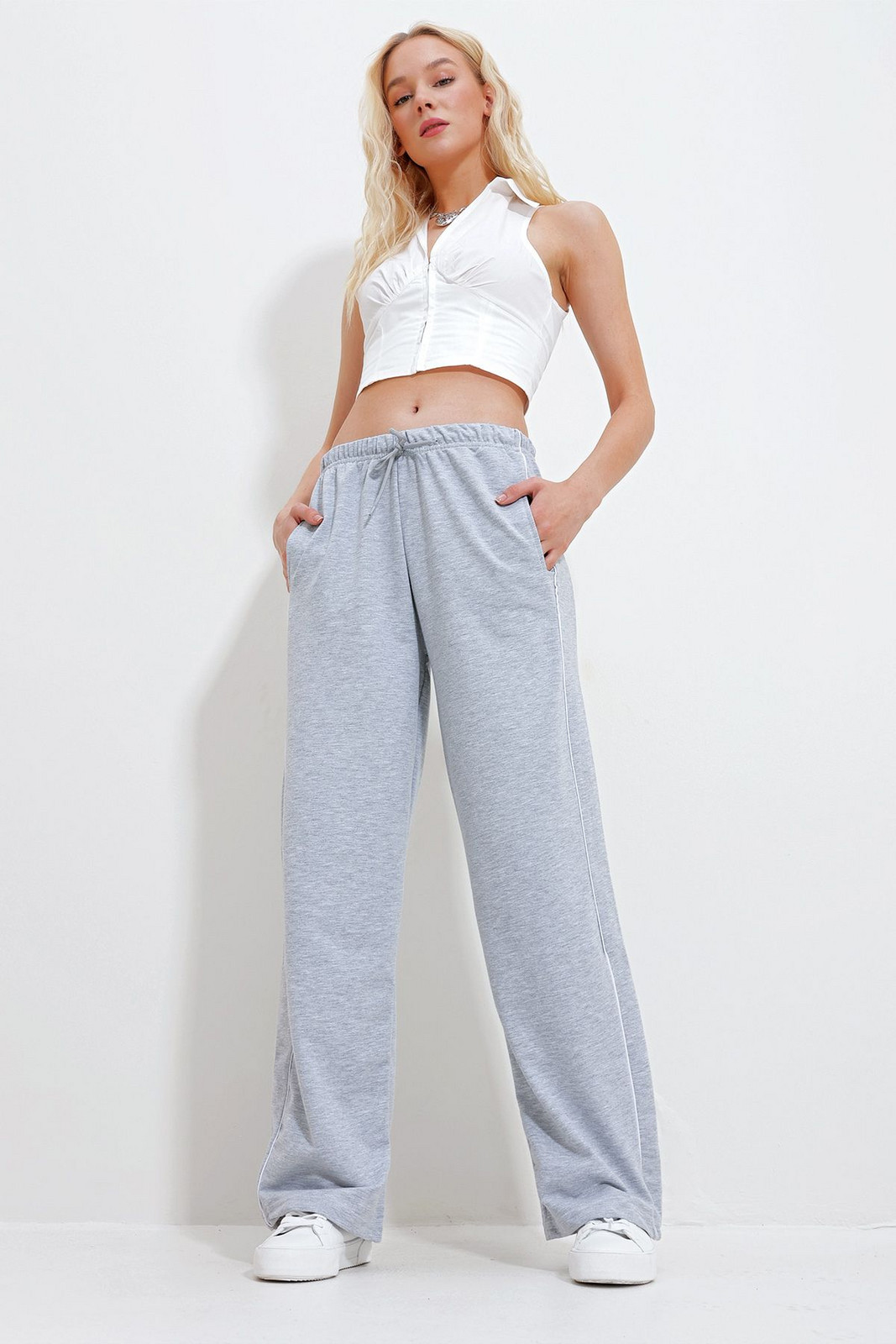 Trend Alaçatı Stili Women's Gray Double Pocket Side Ribbed Wide Leg Sweatpants