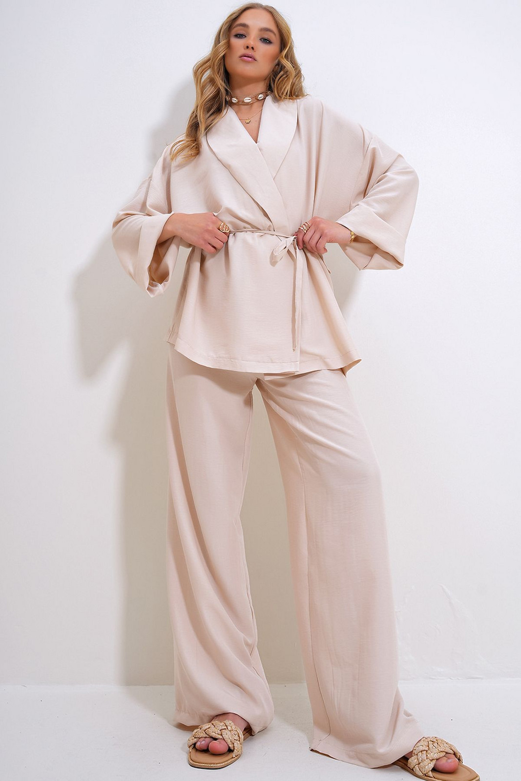 Trend Alaçatı Stili Women's Cream Wrinkled Look Blazer Jacket Top and Bottom Set