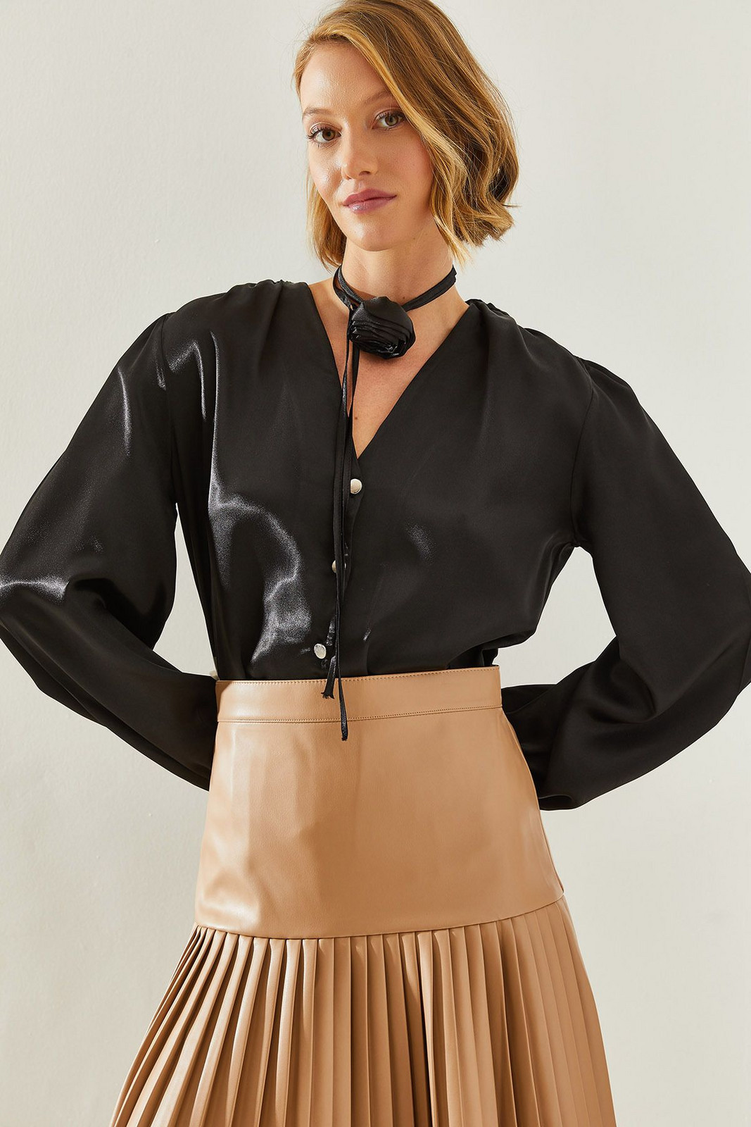 Bianco Lucci Women's V-Neck Shoulder Pleated Floral Accessory Satin Shirt 2310