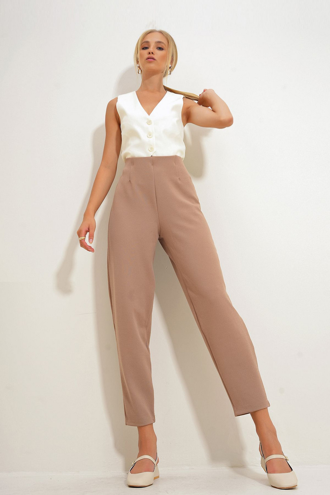 Trend Alaçatı Stili Women's Dark Beige High Waist Darted Flowy Crepe Knitted Trousers