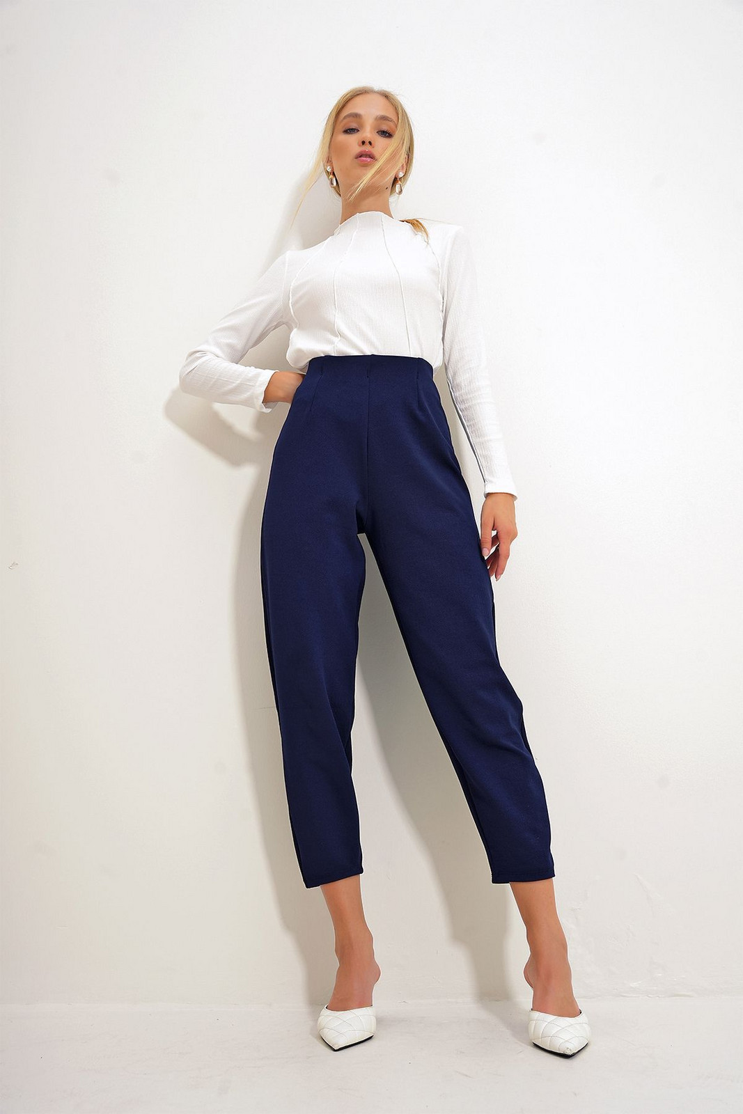Trend Alaçatı Stili Women's Navy Blue High Waist Darted Flowy Crepe Knitted Trousers