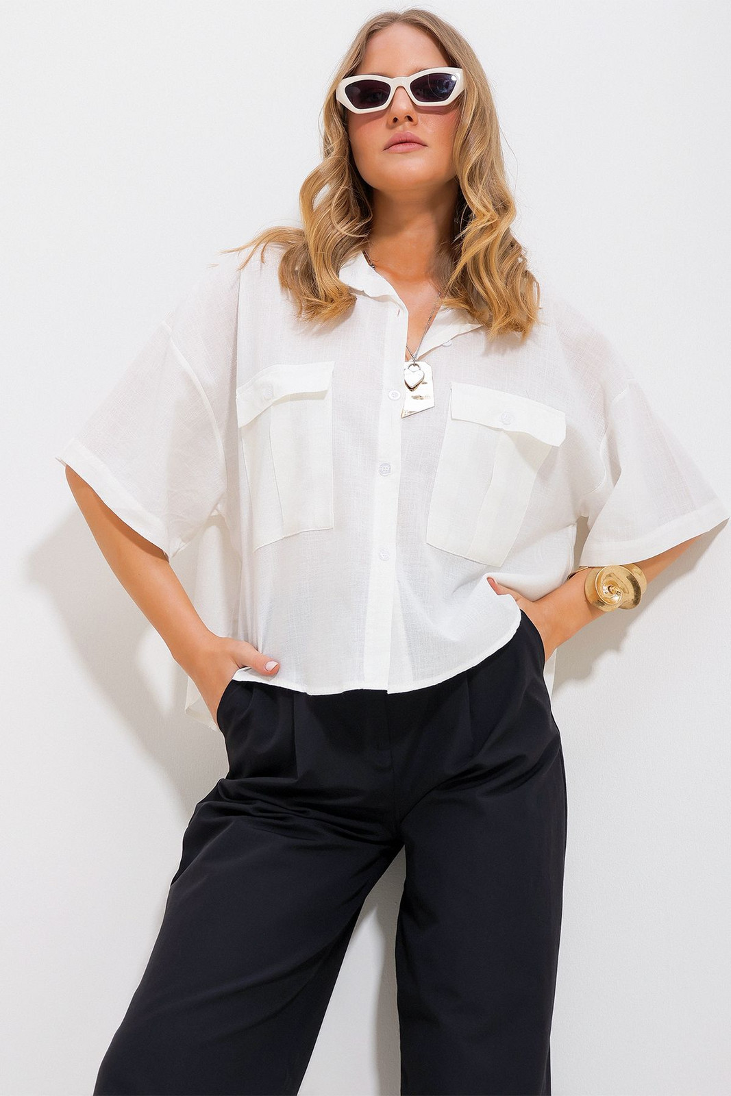 Trend Alaçatı Stili Women's Ecru Double Pocket Half Sleeve Linen Shirt