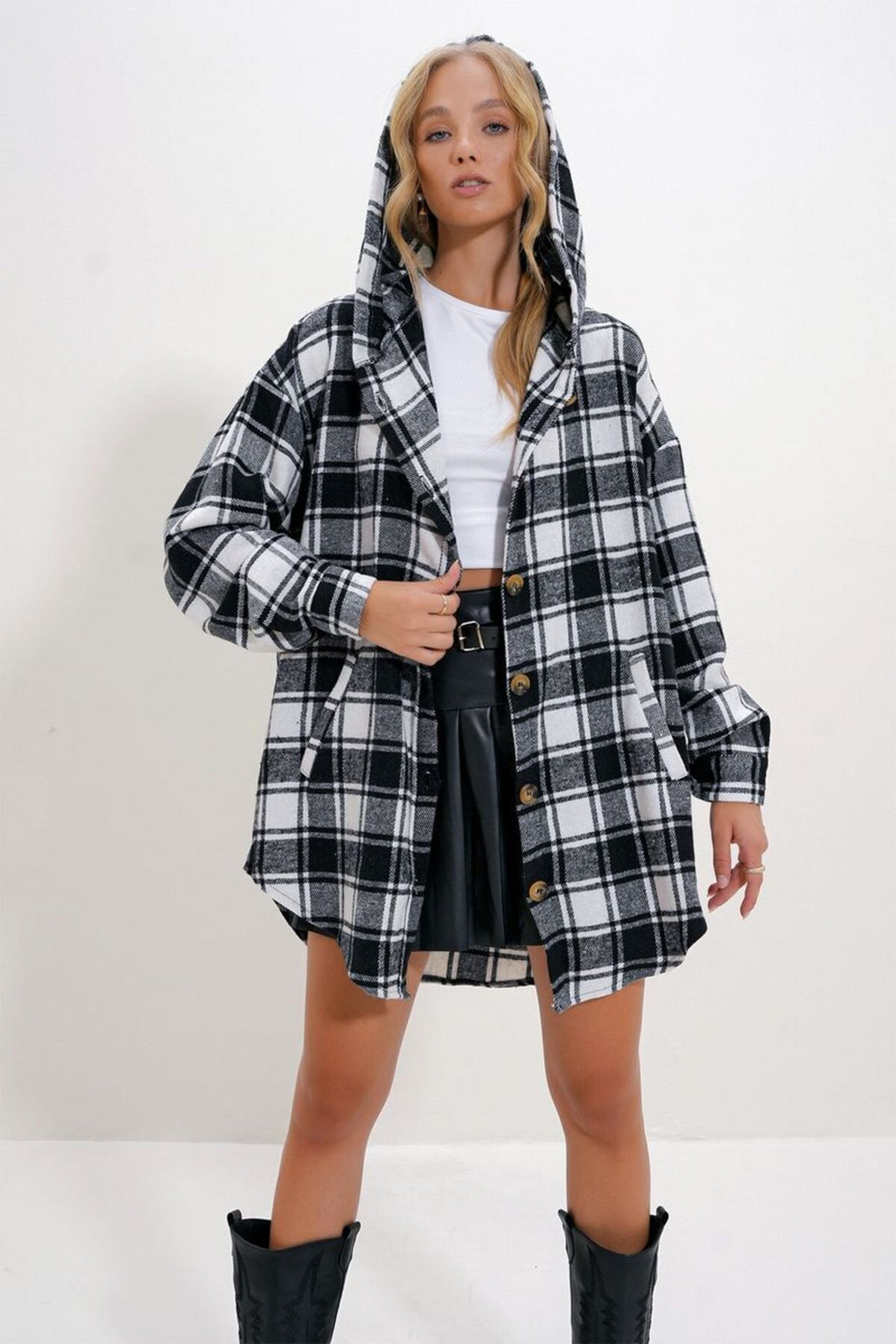 Trend Alaçatı Stili Women's Black-White Hooded Plaid Patterned Oversize Shirt Jacket