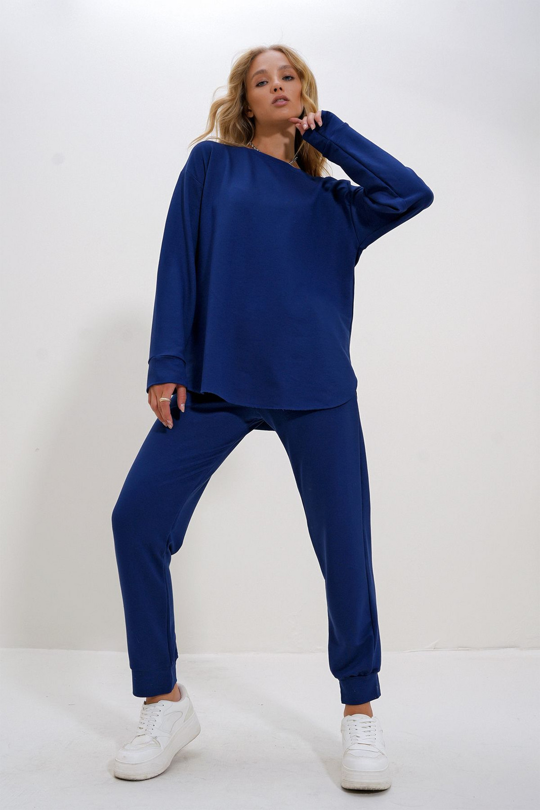 Trend Alaçatı Stili Women's Navy Blue Crew Neck Side Slit Soft Texture Modal Tracksuit