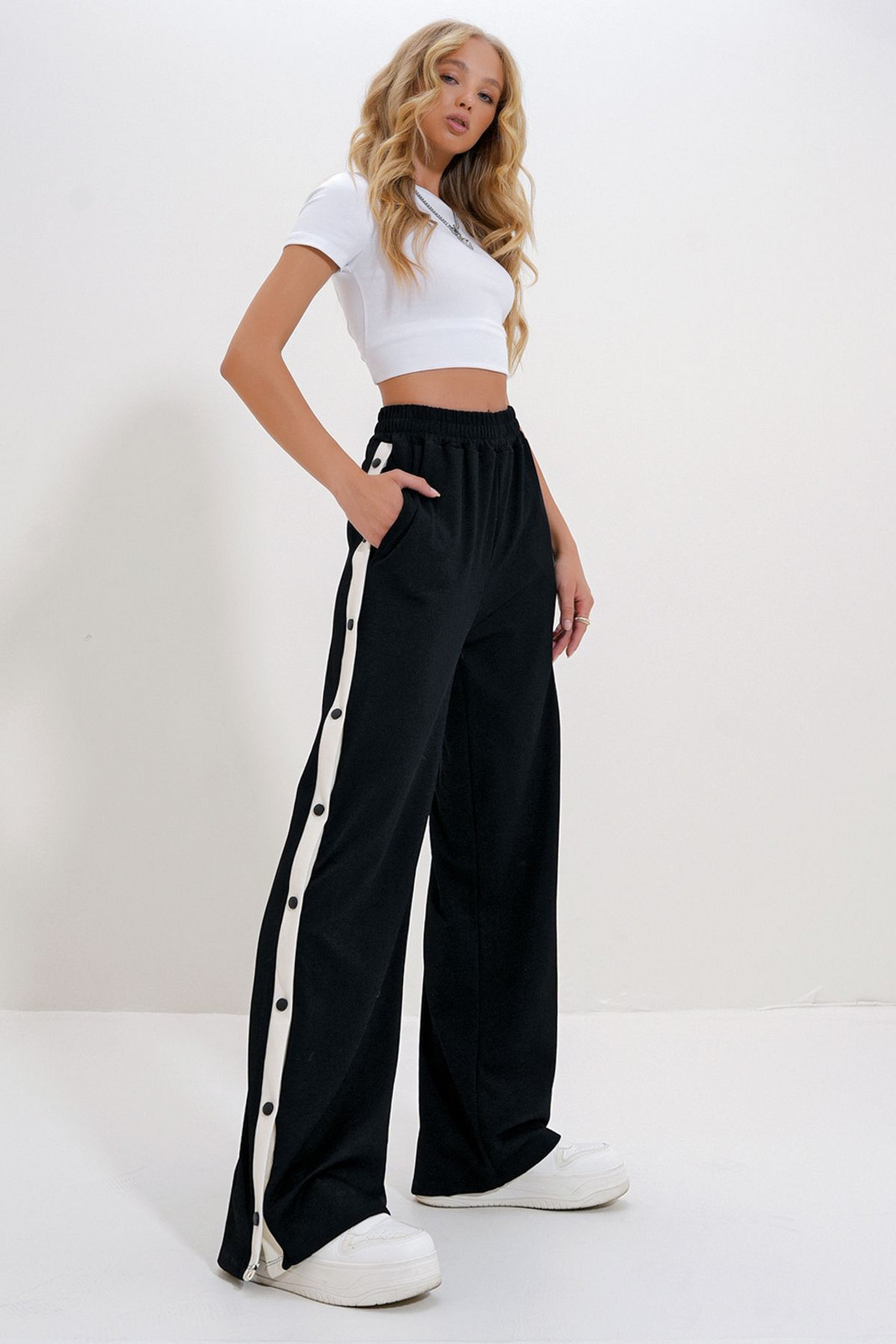 Trend Alaçatı Stili Women's Black Double Pocket Elastic Side Striped Wide Leg Trousers