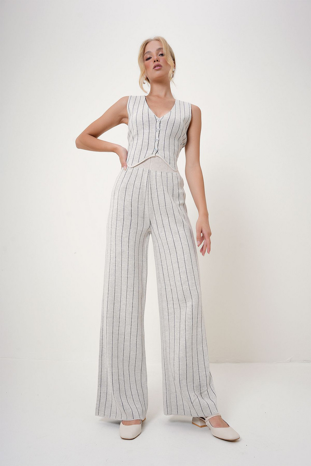 Trend Alaçatı Stili Women's Cream V-Neck Buttoned Vest and Elastic Waistband Trousers Striped Knitwear Two Piece Set