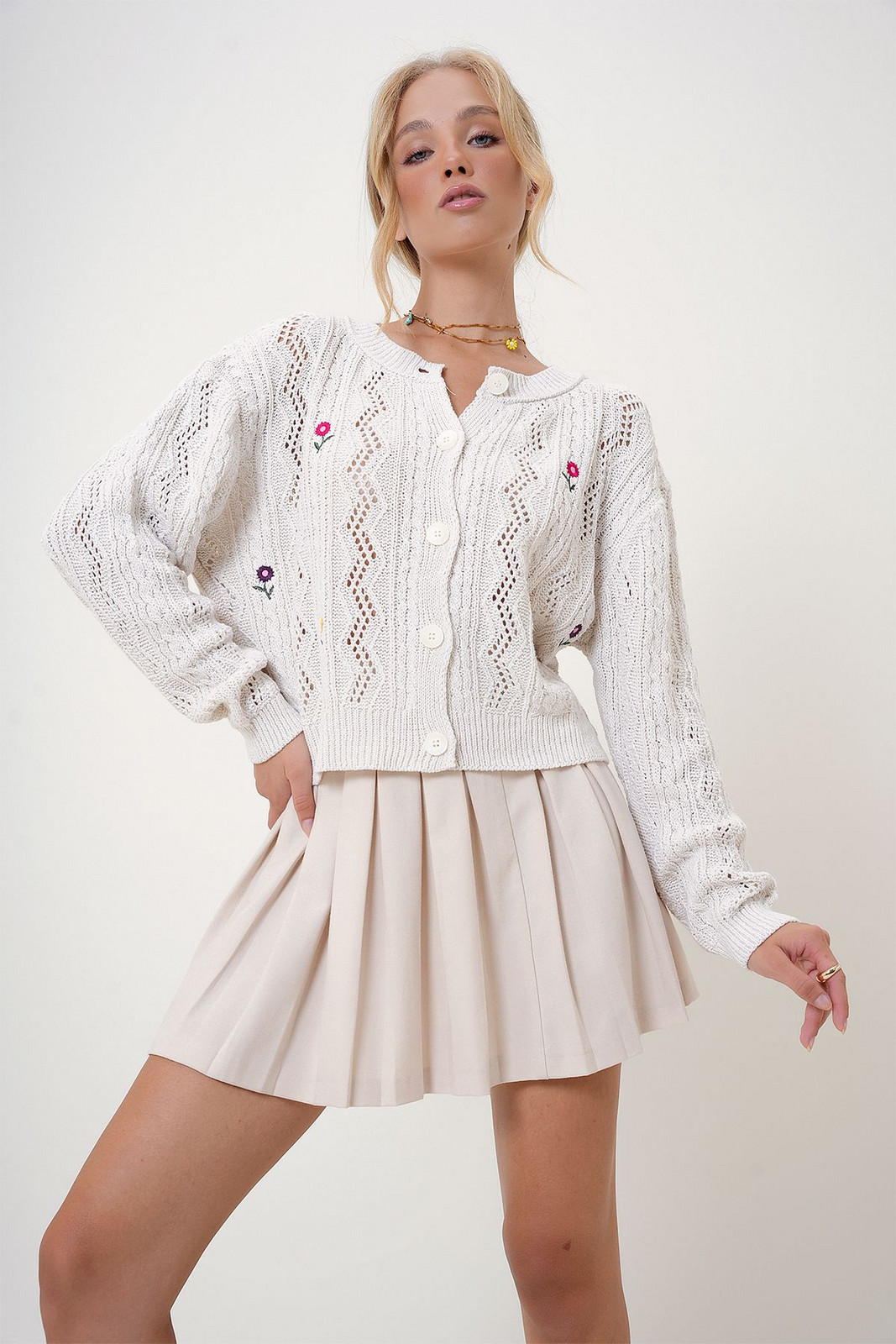 Trend Alaçatı Stili Women's Cream Crew Neck Floral Embroidered Knitted Cardigan