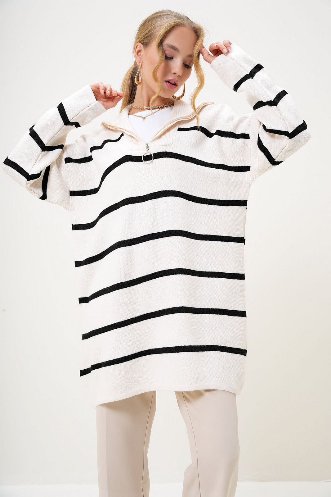 Trend Alaçatı Stili Women's Ecru Turtleneck Zipper Detail Striped Oversize Knitwear Sweater