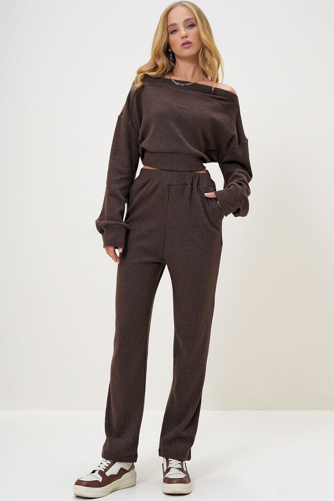 Trend Alaçatı Stili Women's Brown Fabric Madonna Collar Crop Sweat and Elastic Leg Trouser Set