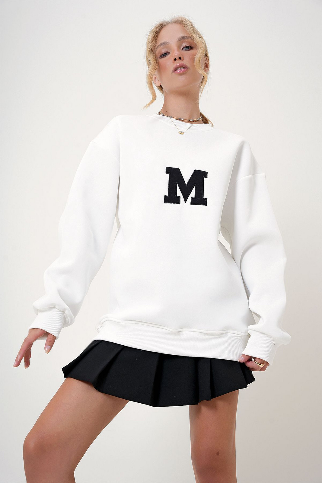 Trend Alaçatı Stili Women's White Crew Neck Embroidered Oversize Sweatshirt with Raised Inside