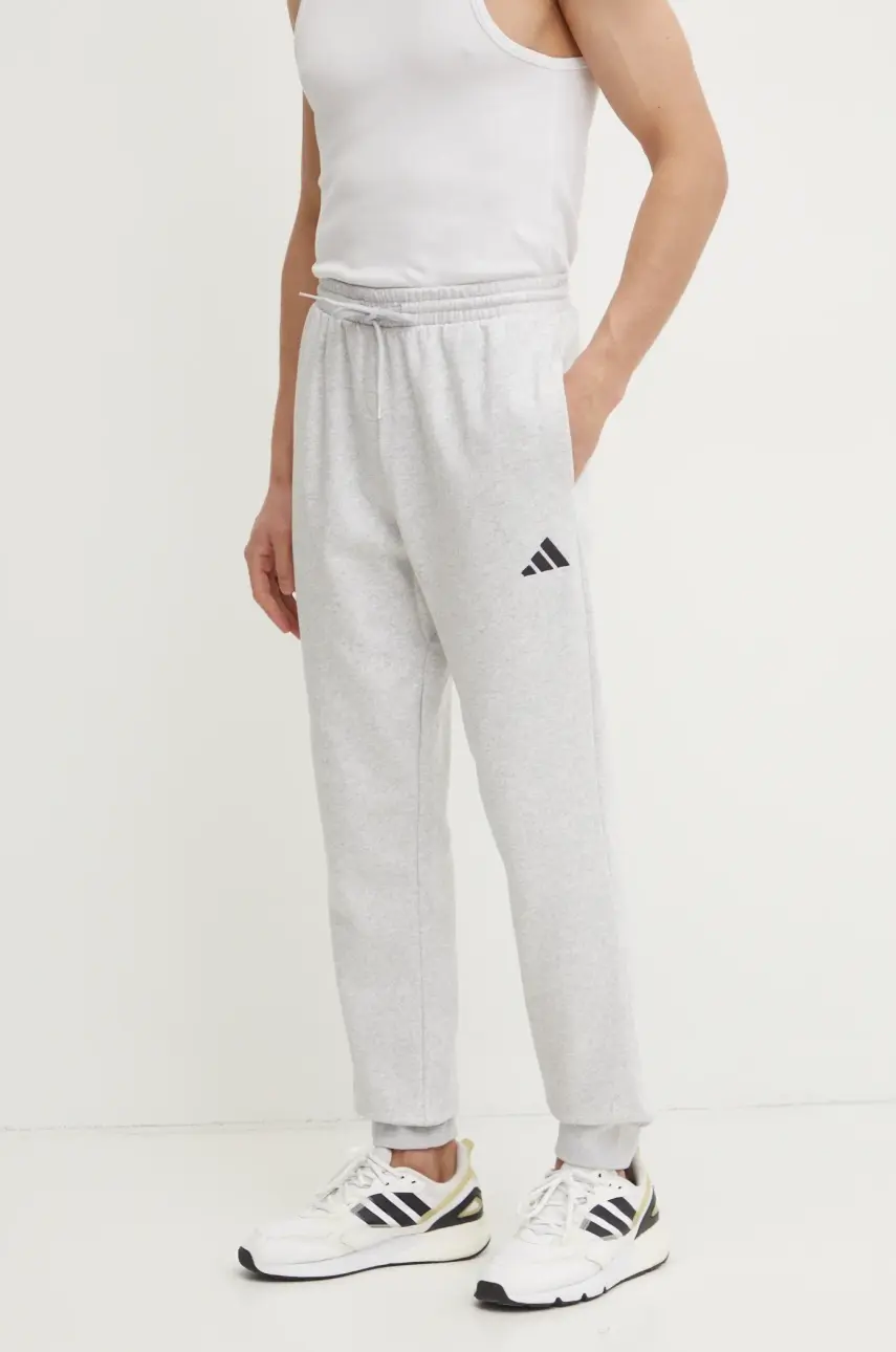 Tepláky adidas Feelcozy šedá farba, s nášivkou, JE3819