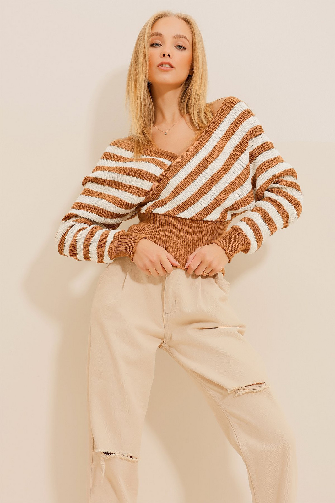 Trend Alaçatı Stili Women's Caramel Front And Back Double Breasted Crop Striped Sweater