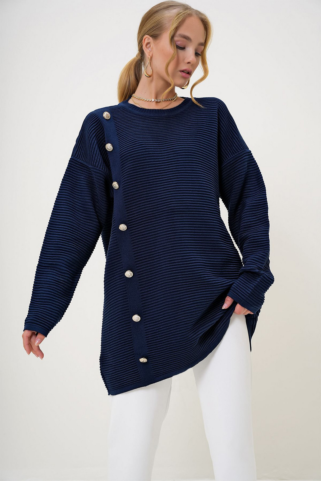 Trend Alaçatı Stili Women's Navy Blue Crew Neck Gold Button Detail Knitwear Sweater