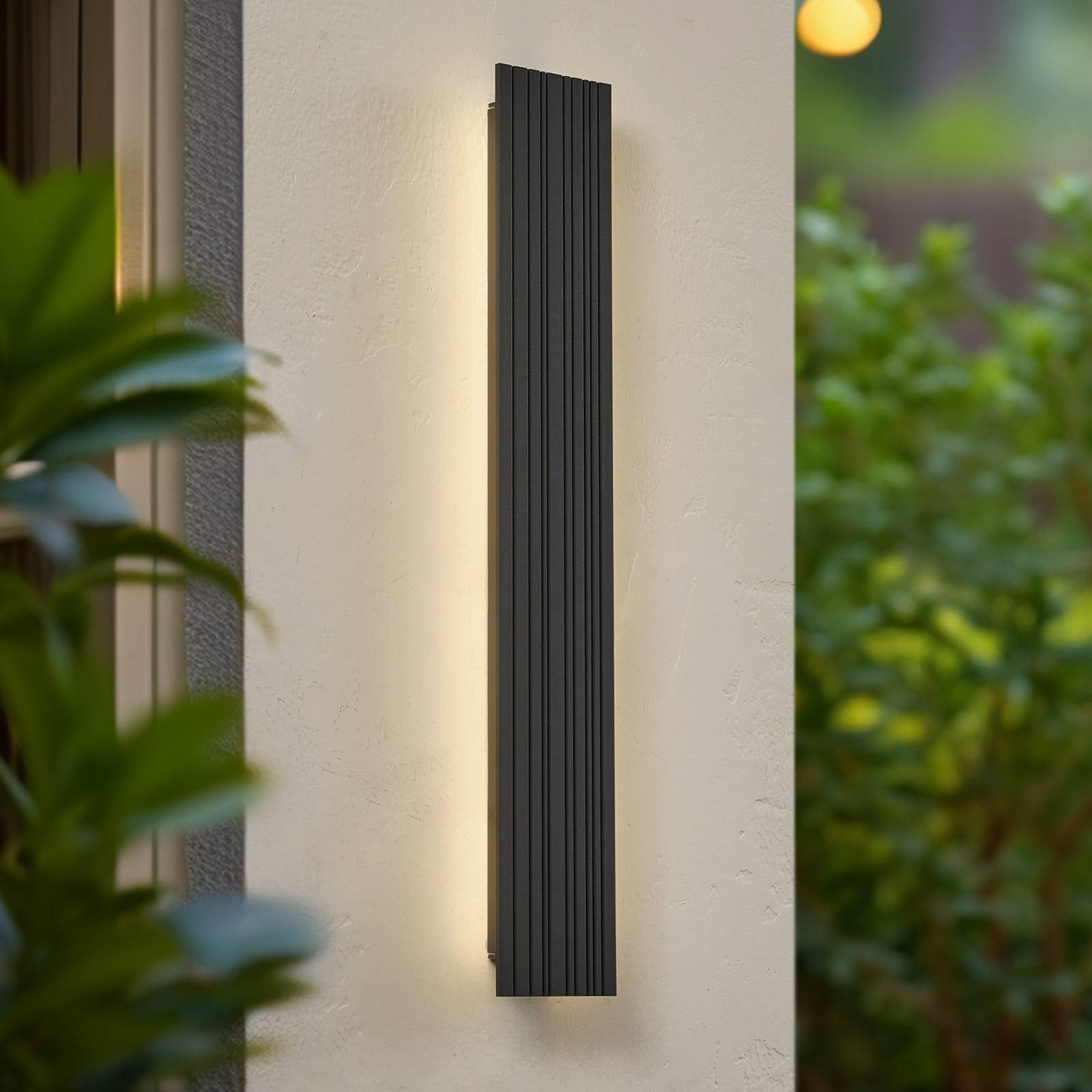 Lucande LED vonkajšie nástenné svietidlo Melira, dĺžka 60 cm, tmavo sivá