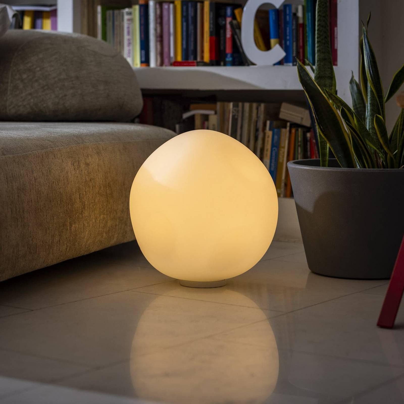 Stolná lampa Foscarini Hoba Grande, Ø 36 cm, stmievateľná, sklo