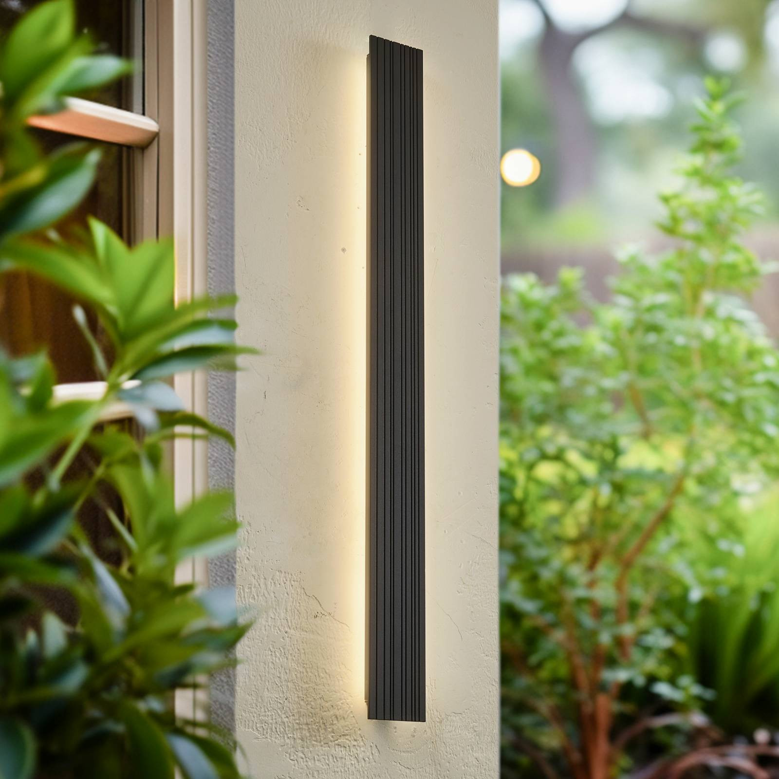 Lucande LED vonkajšie nástenné svietidlo Melira, dĺžka 100 cm, tmavo sivá