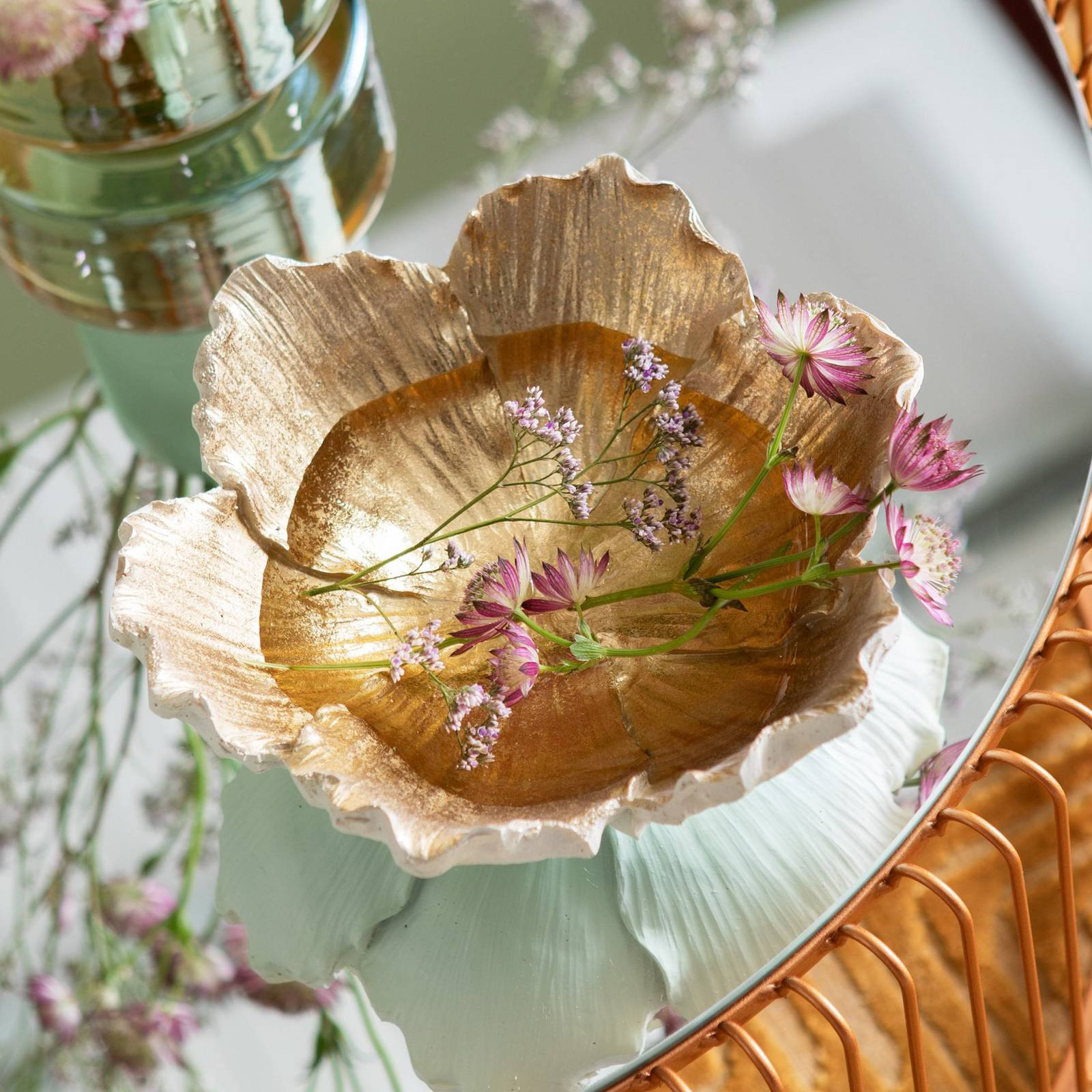 Dekoratívna miska KARE Flower Bloom, krémová/zlatá, ručne vyrábaná