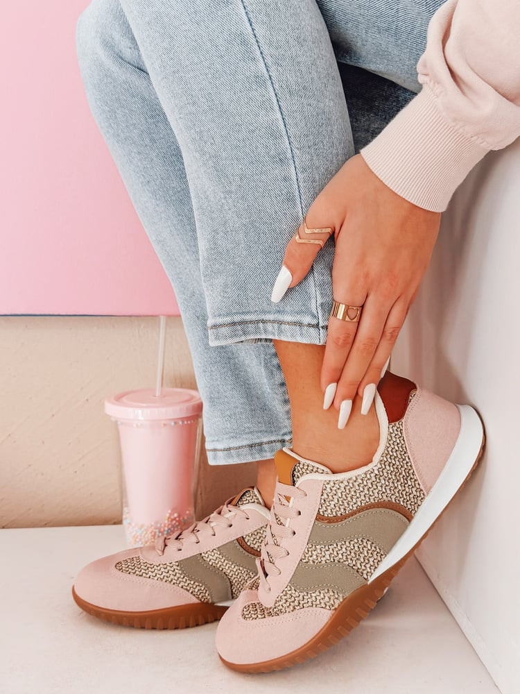 Sportowe sneakersy damskie INFAMES różowe Dstreet