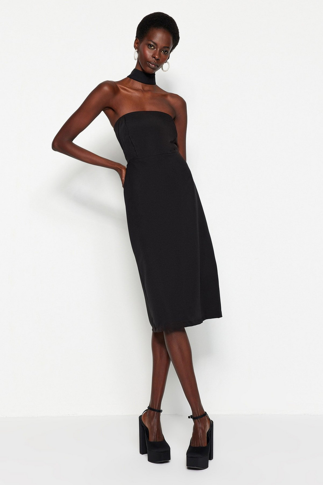 Trendyol čierne podšité tkané večerné šaty