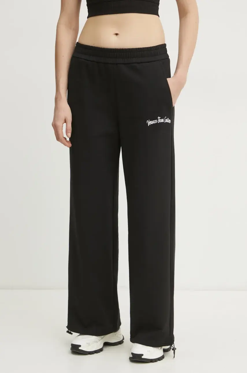 Bavlnené tepláky Versace Jeans Couture dámske, čierna farba, s nášivkou, 78HAAC08 CF00C