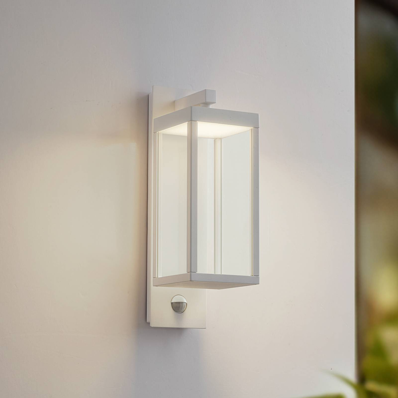 Lucande LED vonkajšie nástenné svietidlo Ferdinand, biele, senzor, 38 cm