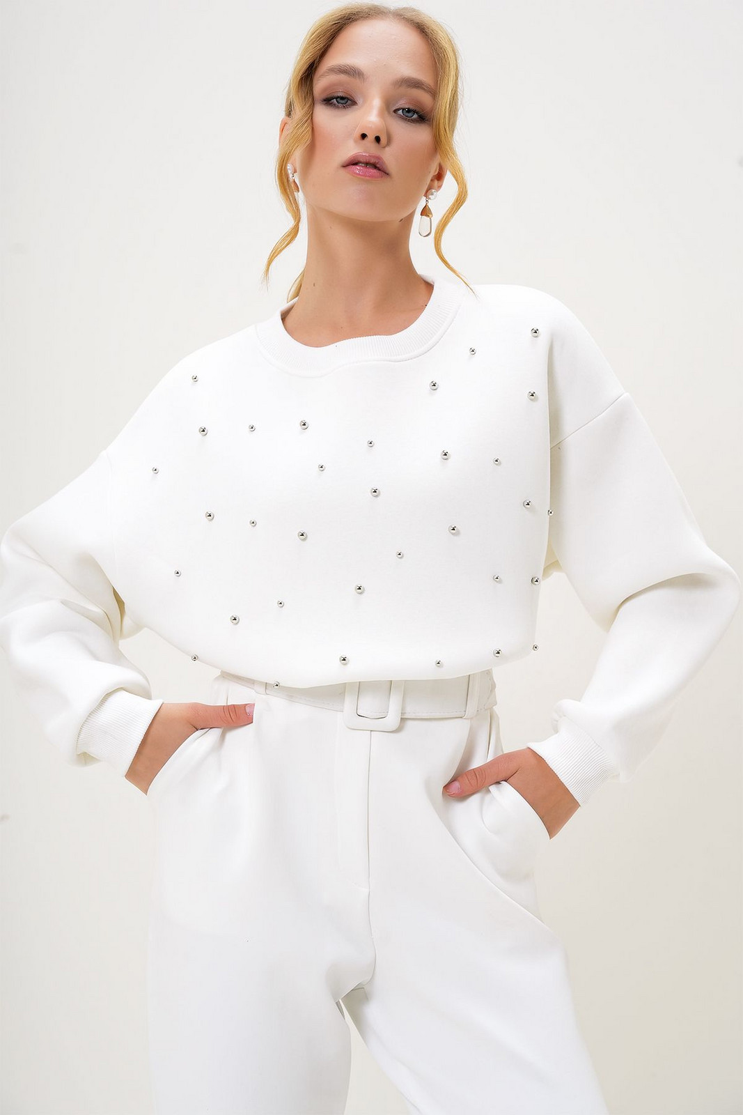 Trend Alaçatı Stili Women's White Crew Neck Front Pearl Embellished Three Thread Raised Sweatshirt
