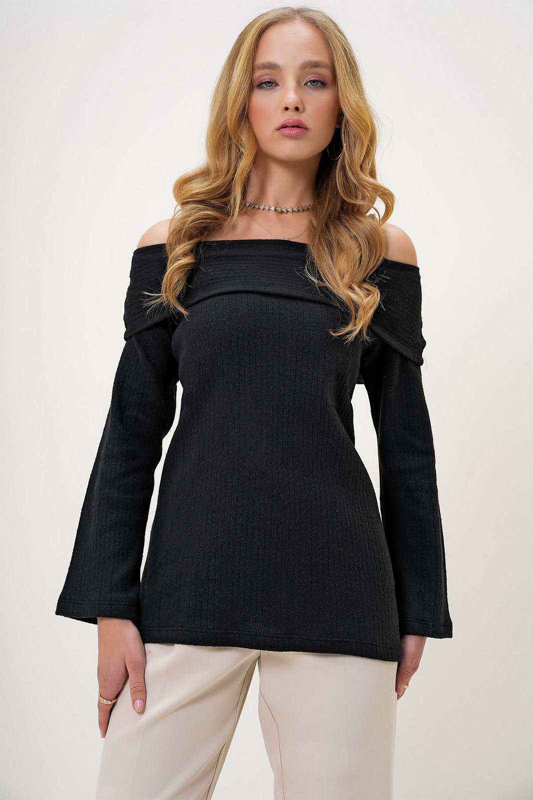 Trend Alaçatı Stili Women's Black Madonna Collar Interlock Fabric Blouse
