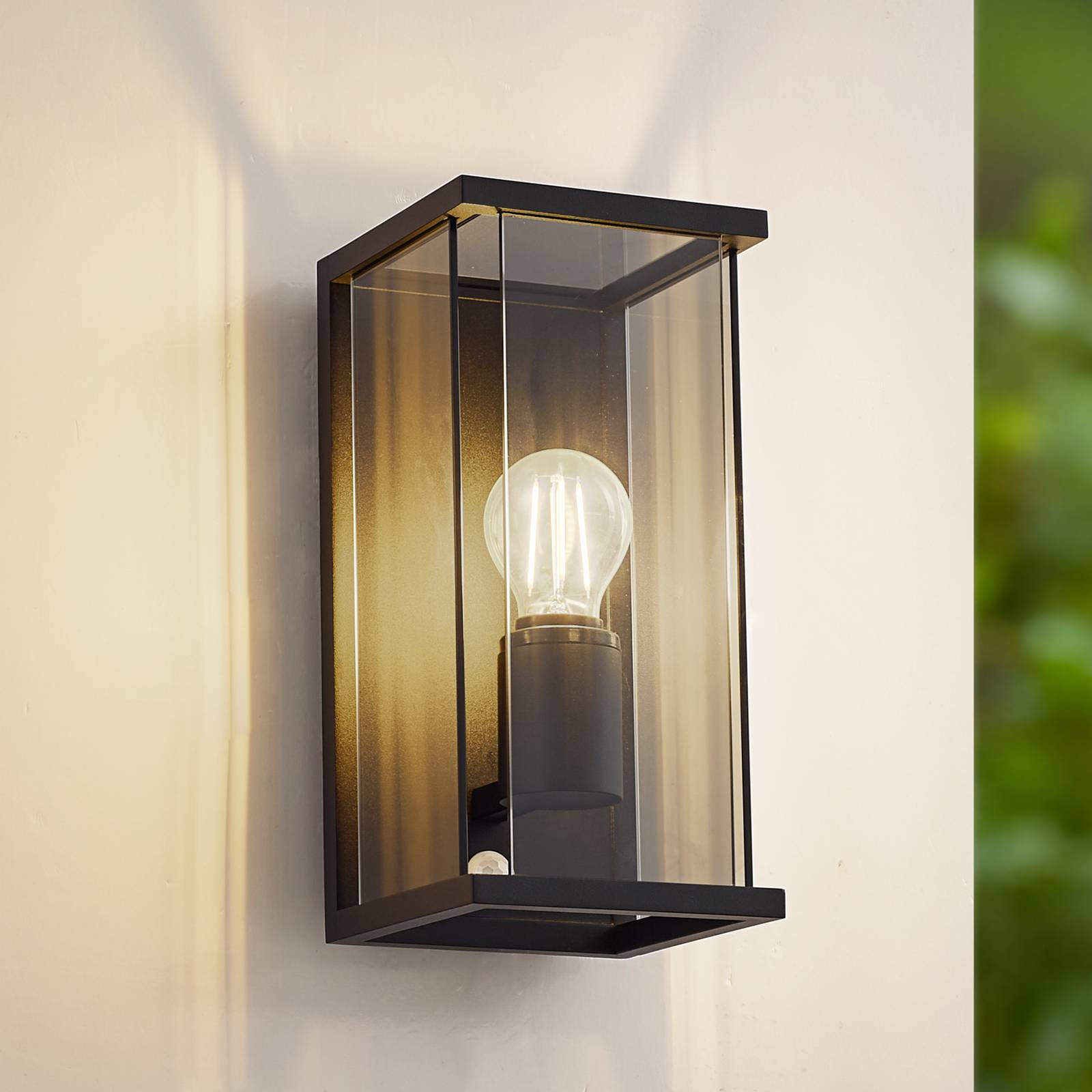 Vonkajšie nástenné svietidlo Lucande Annalea, 29 cm, 1 svetlo, IP54, senzor