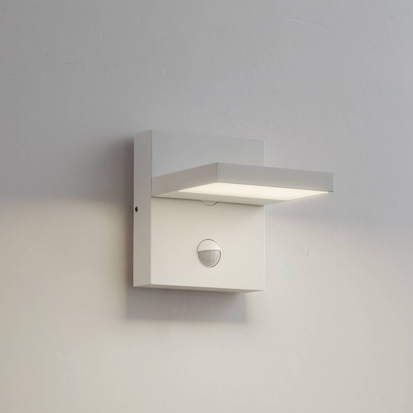 Lucande LED vonkajšie nástenné svietidlo Silvan, biele, senzor, IP54, 16cm