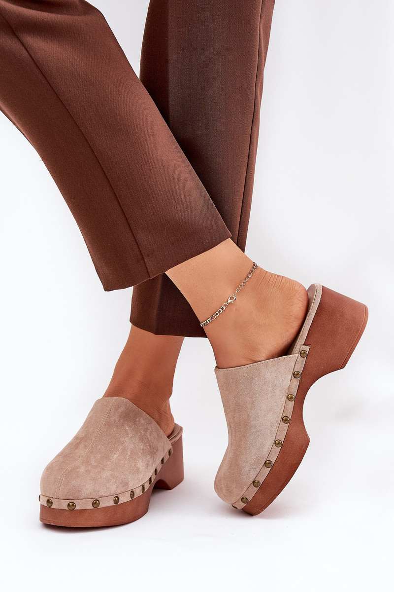 Dámske nazúvacie dreváky v béžovej farbe zdobené cvočkami - 36