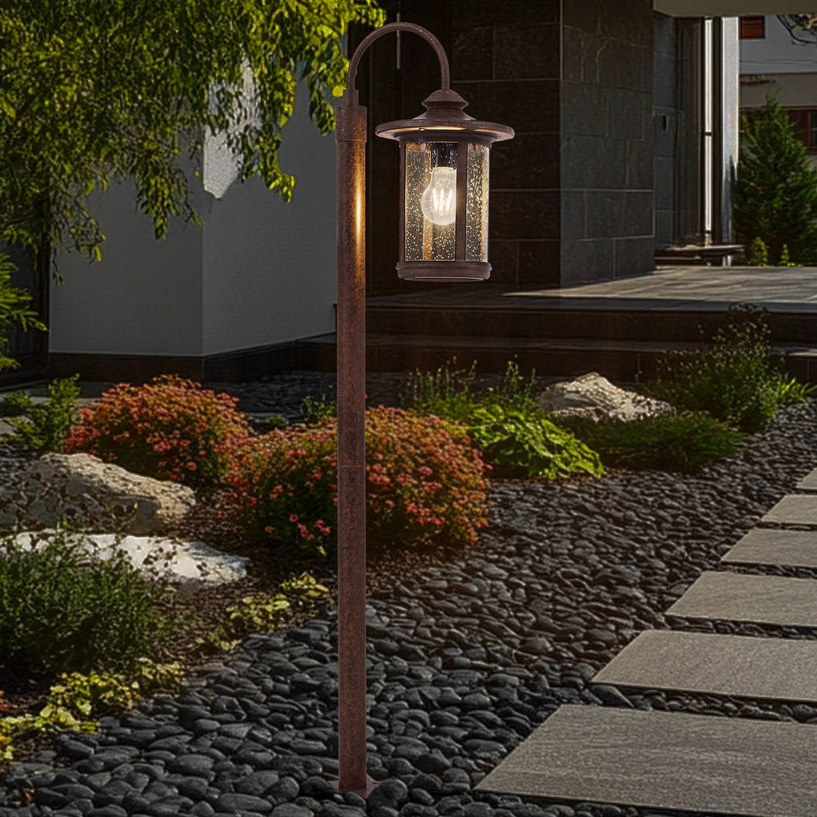 Lindby cestné svetlo Zayn, hrdza, sklo, výška 109 cm