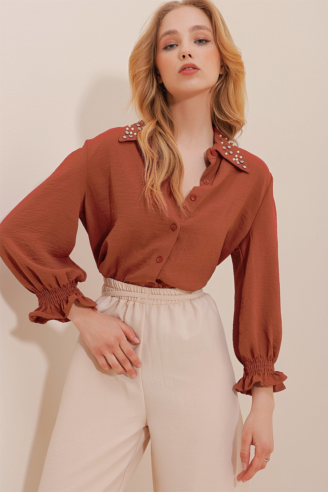 Trend Alaçatı Stili Women's Tile Pearl And Stone Embroidered Aerobin Shirt