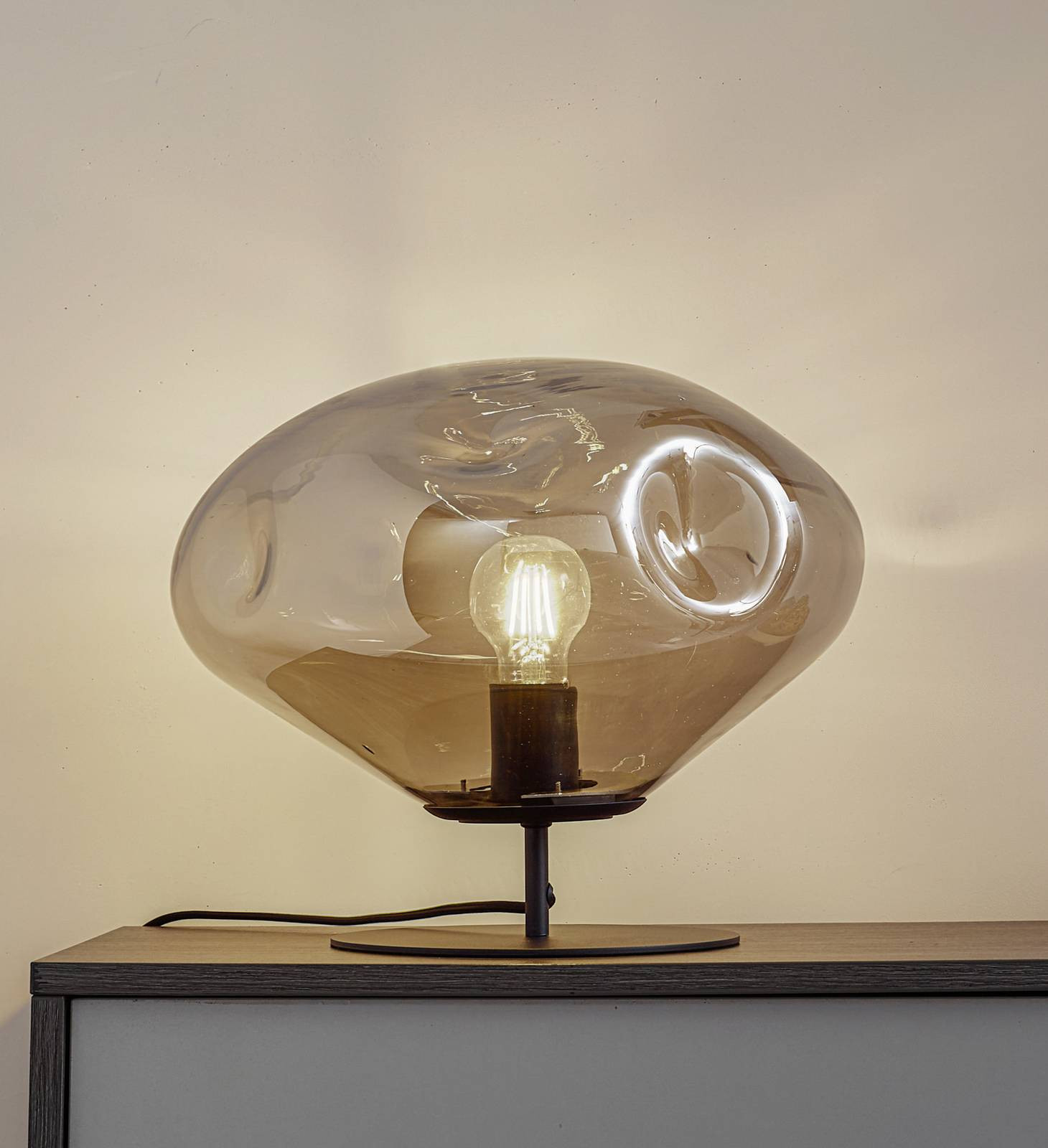 Stolová lampa Lindby Lelia, dymovo sivá, sklo, kov, Ø 35 cm