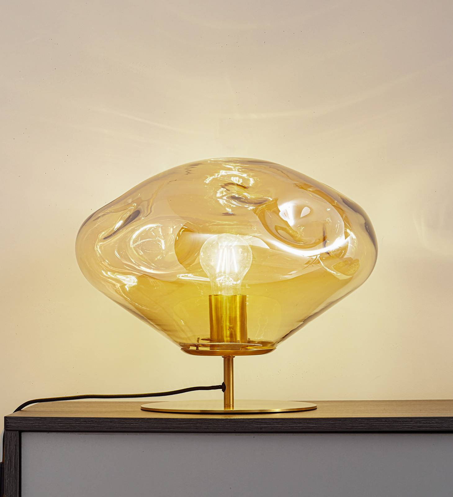 Stolná lampa Lindby Lelia, jantárová farba, sklo, kov, Ø 35 cm