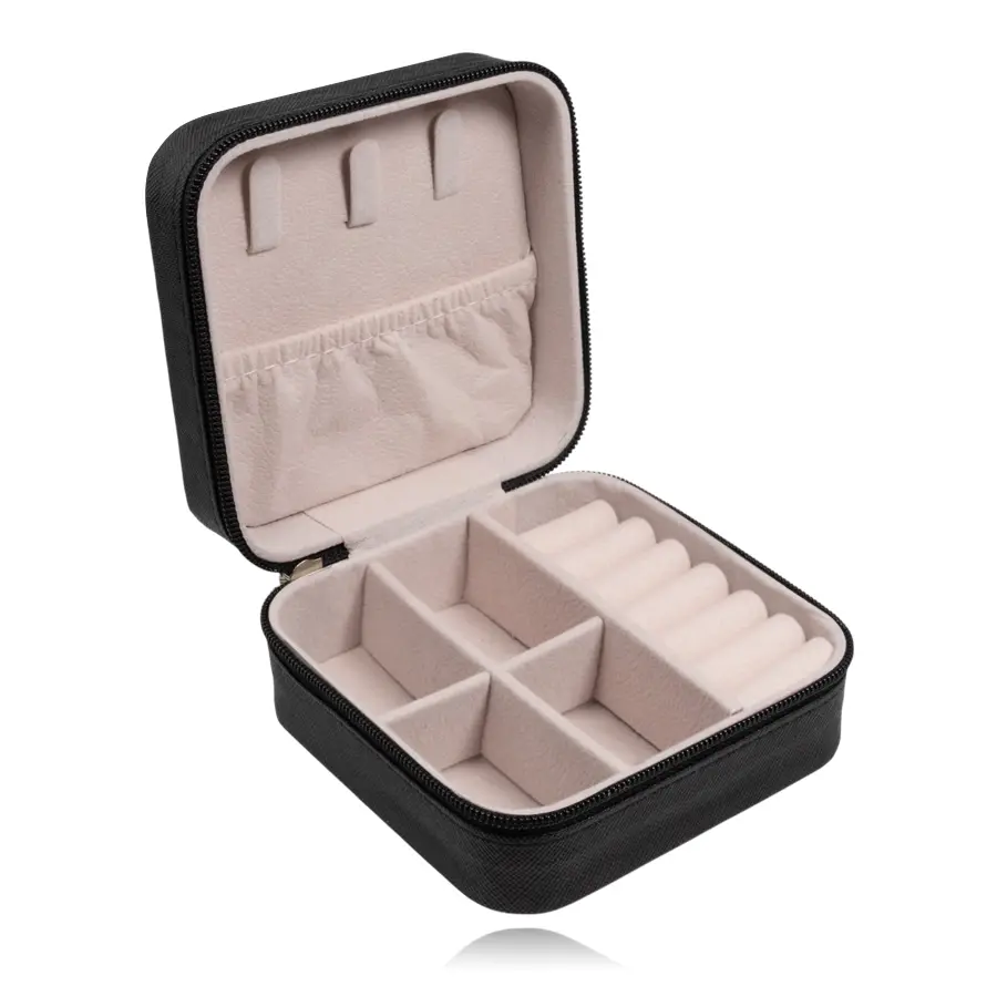 Čierna šperkovnica so štruktúrovaným povrchom a zapínaním na zips