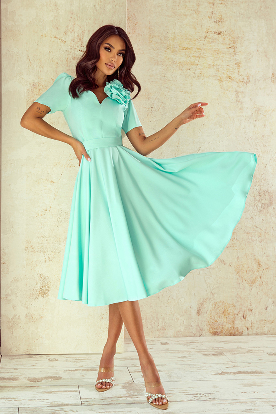 Mentolové midi šaty s ružami Veľkosť: S