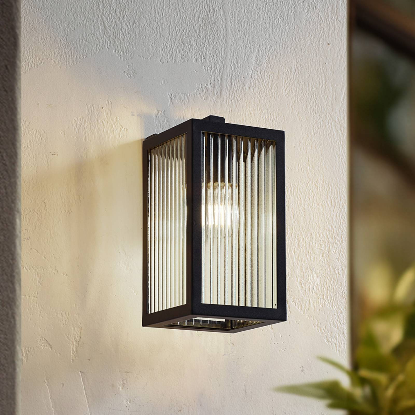 Vonkajšie nástenné svietidlo Lindby Bolgar, čierna farba, kov, sklo, 15 cm