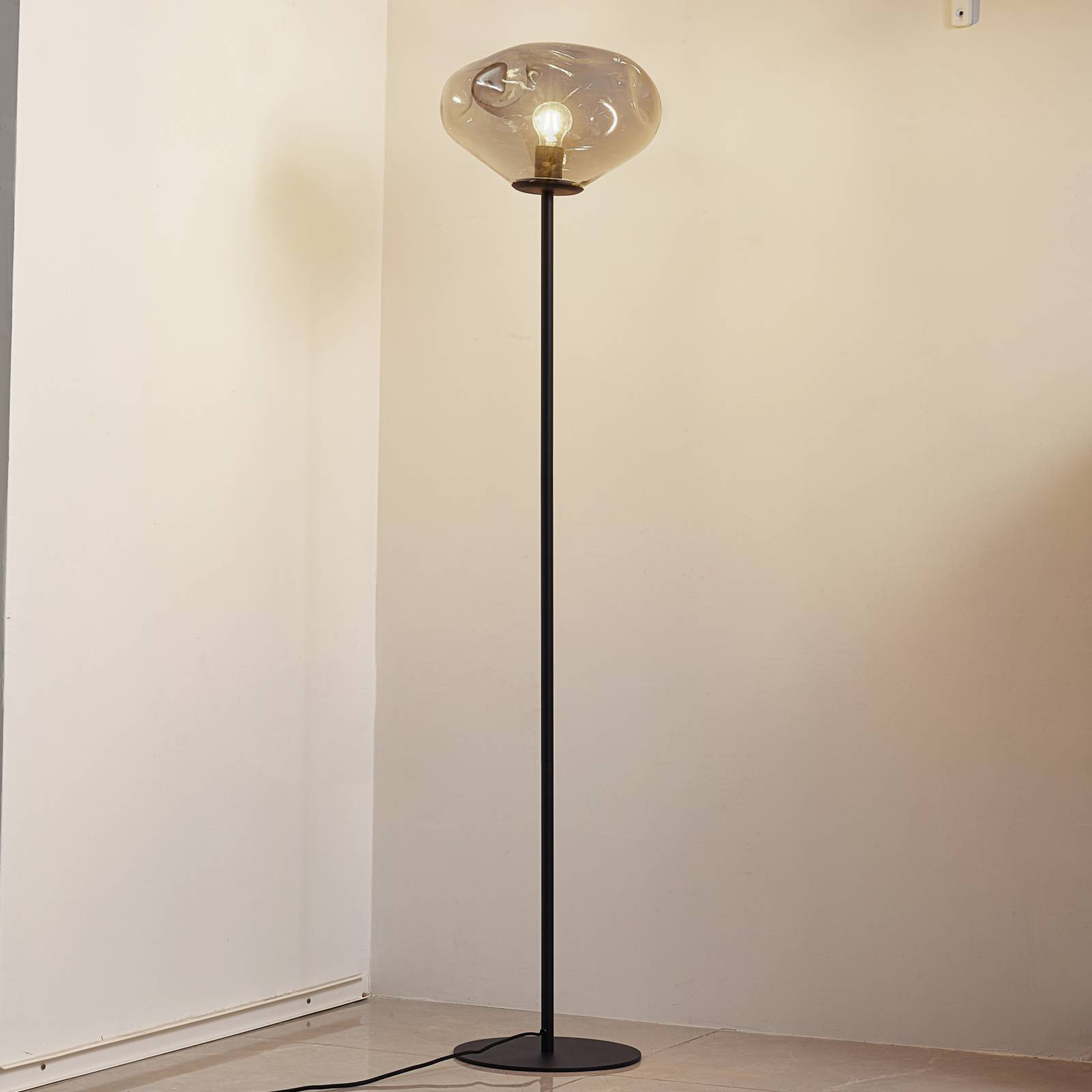Stojacia lampa Lindby Lelia, dymovo sivá, sklo, kov, 150 cm