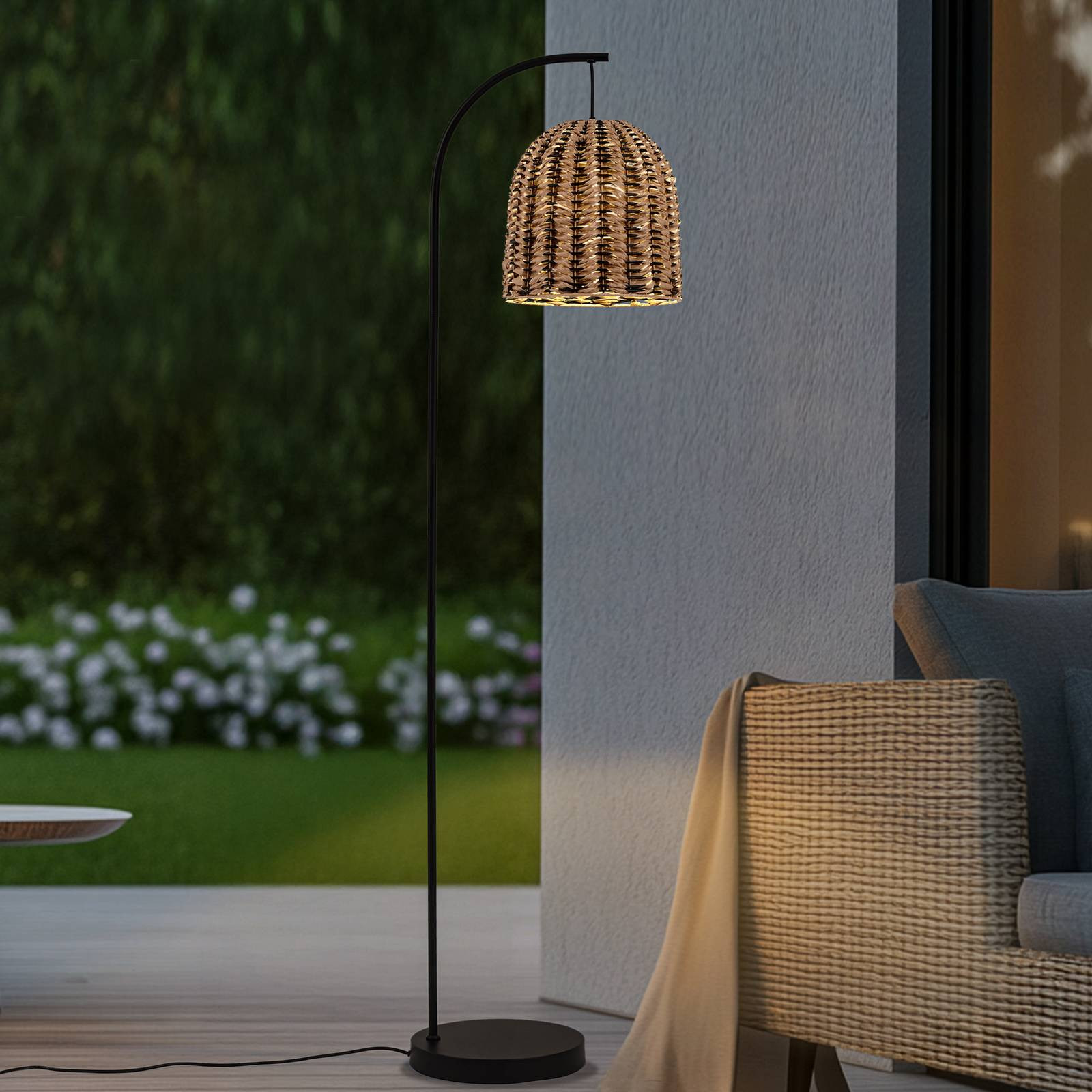 Vonkajšia stojacia lampa Lindby Taryn, drevo, plast IP44, 172 cm