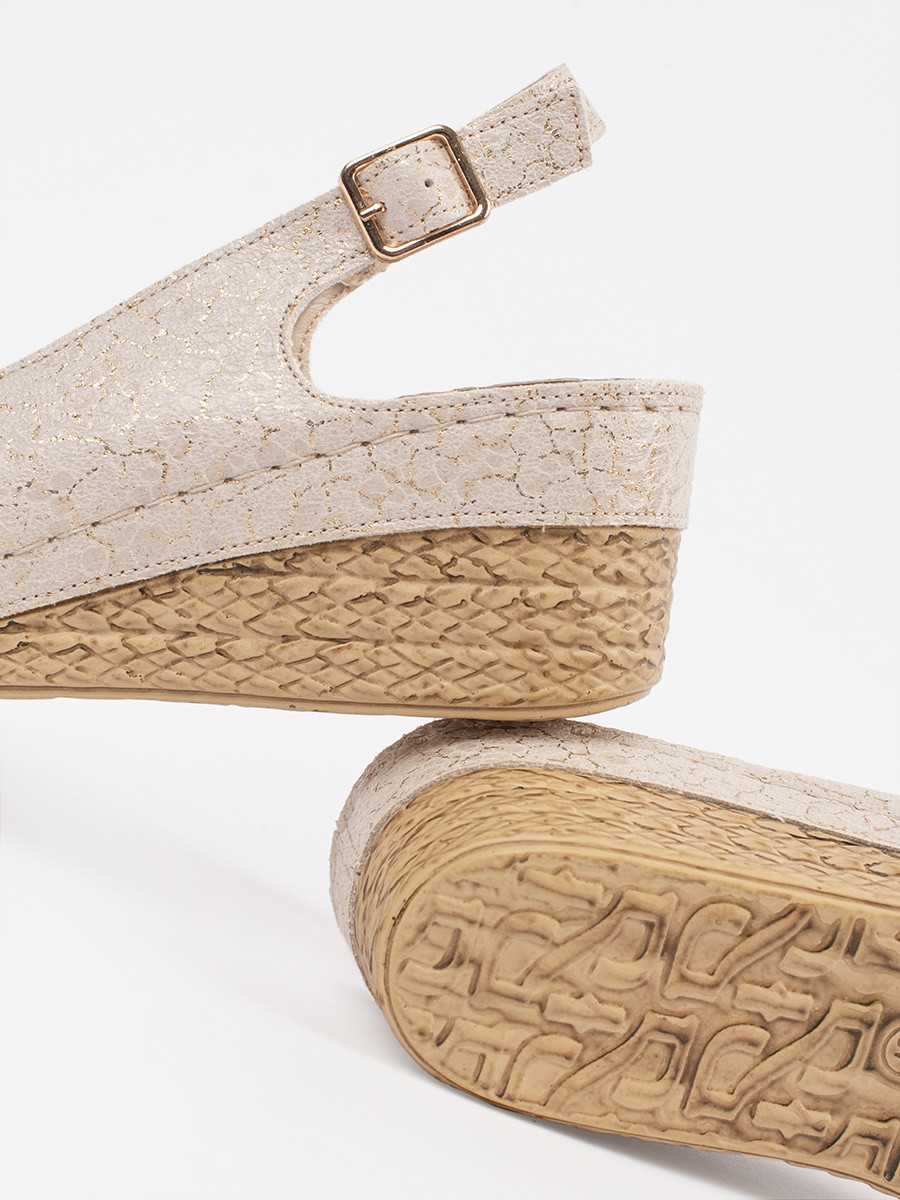 Krásne hnedé sandále na klinoch pre ženy 36