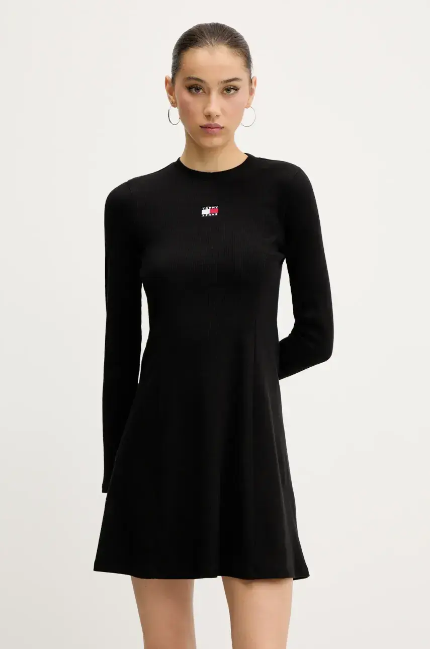 Šaty Tommy Jeans čierna farba, mini, áčkový strih, DW0DW20666