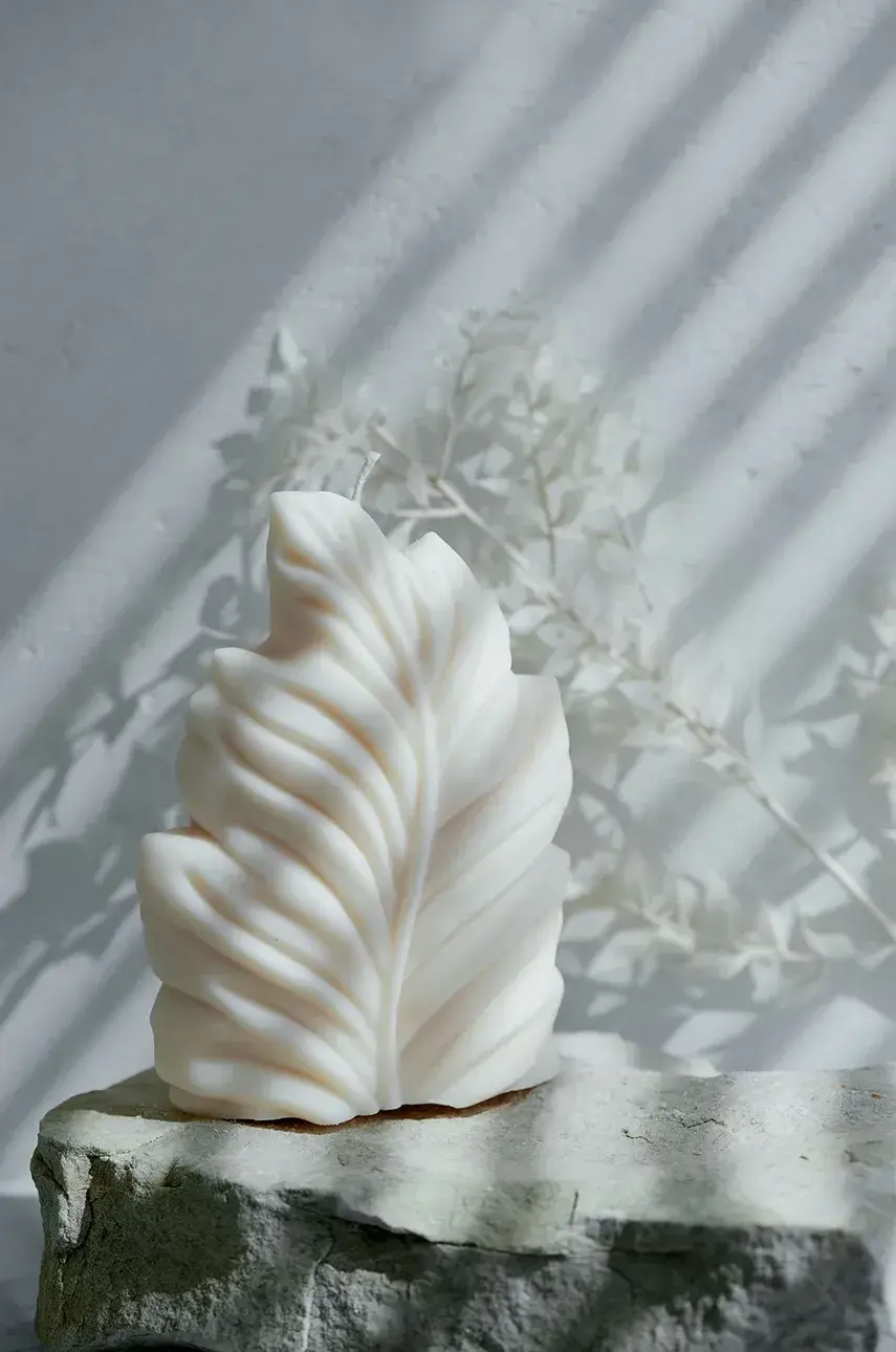 Ozdobná sviečka Temida Leaf 370 g béžová farba