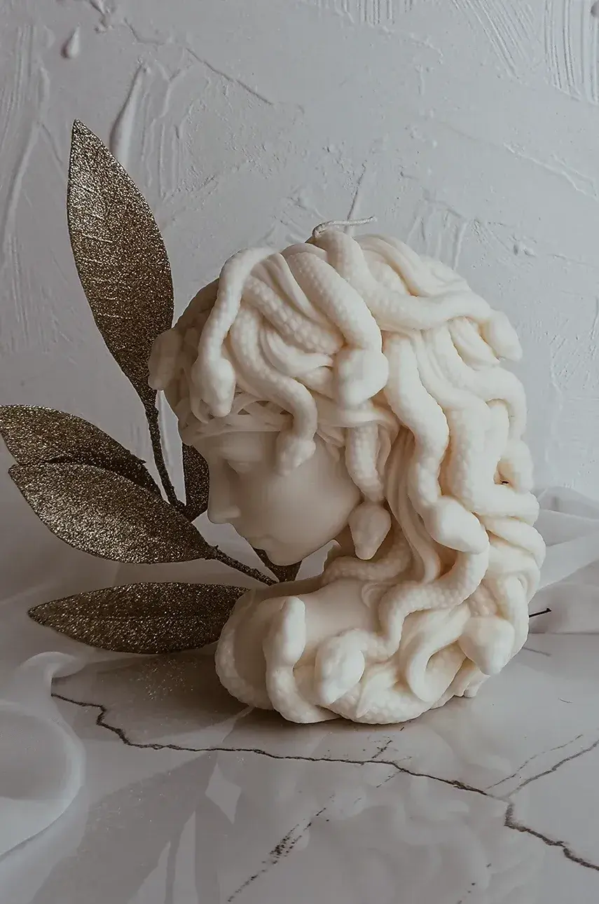 Ozdobná sviečka Temida Medusa 600 g béžová farba