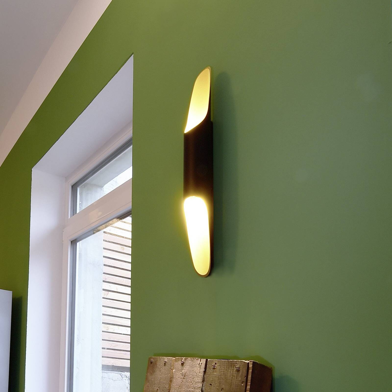 Apodis LED nástenné svetlo, čierna/zlatá, výška 50 cm, kovové stmievateľné