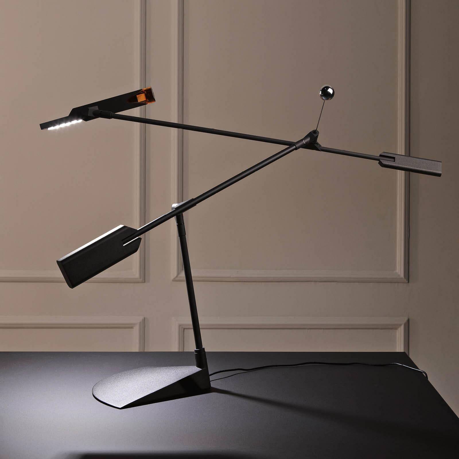 Stolová LED lampa Stilnovo Halley, čierna, projekcia 100 cm