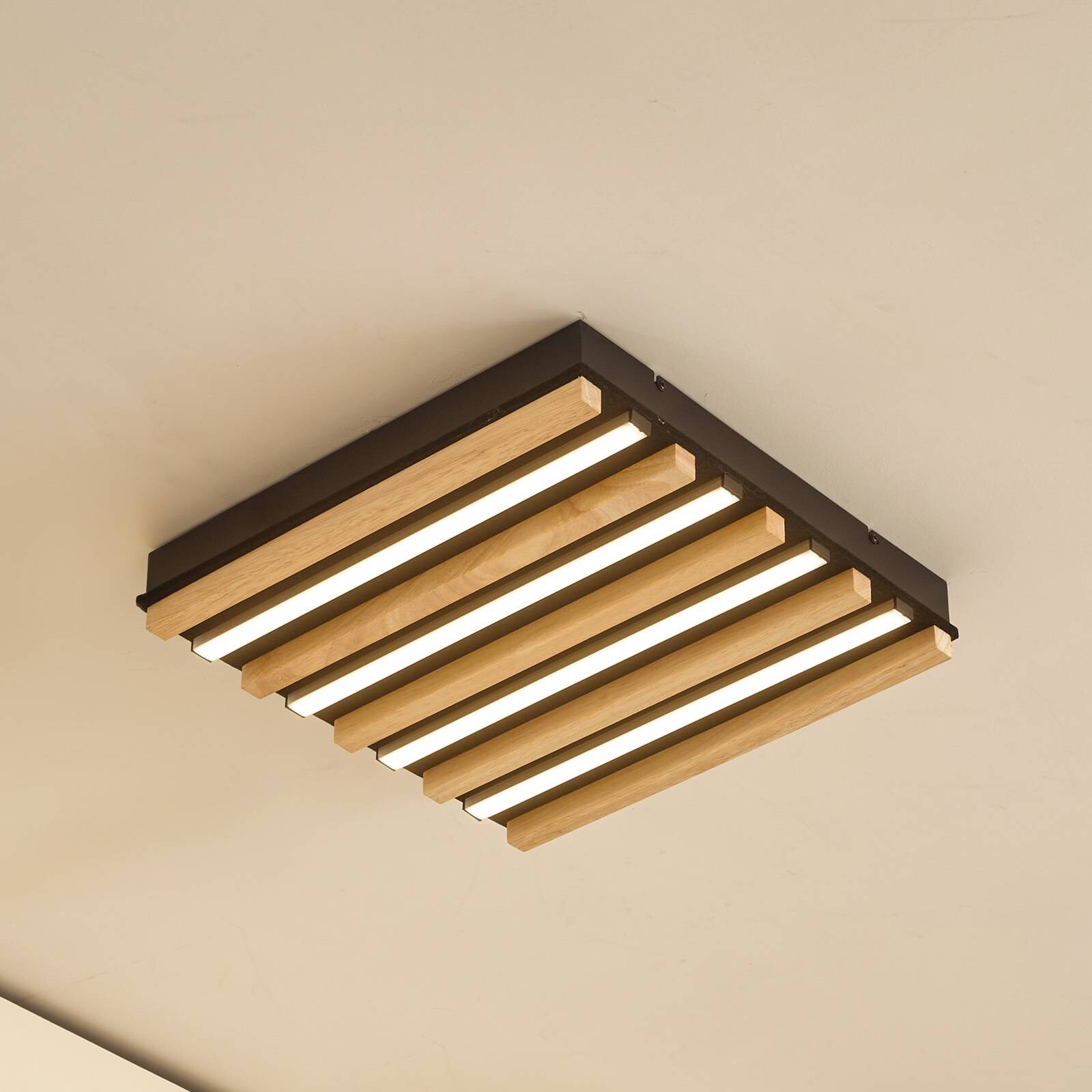 Lindby stropné LED svetlo Firka, biele, drevo, 42cm, CCT, stmievateľné