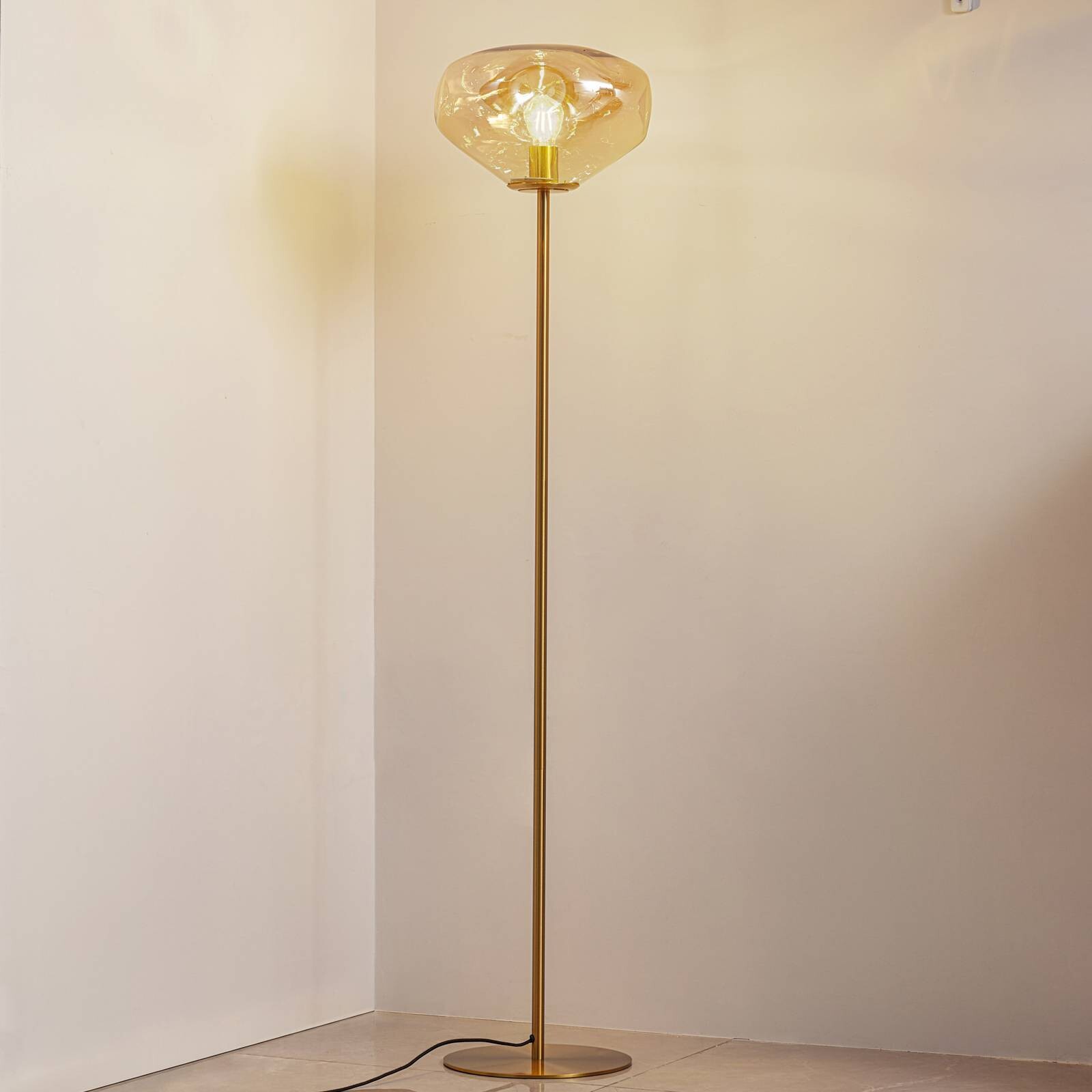 Stojacia lampa Lindby Lelia, jantárová farba, sklo, kov, 150 cm