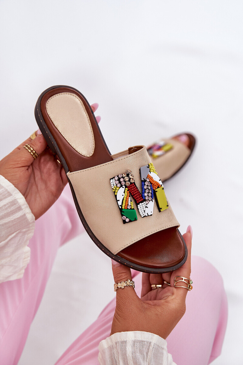 Zlaté dámske šľapky na plochom podpätku zdobené písmenom M vykladaným korálkami - 36