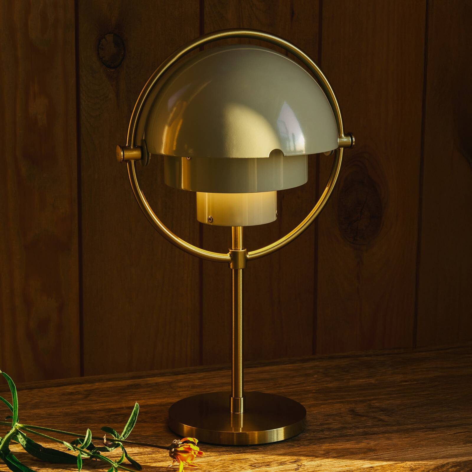 Gubi Stolová lampa Multi-Lite, mosadz/sivá, výška 30 cm